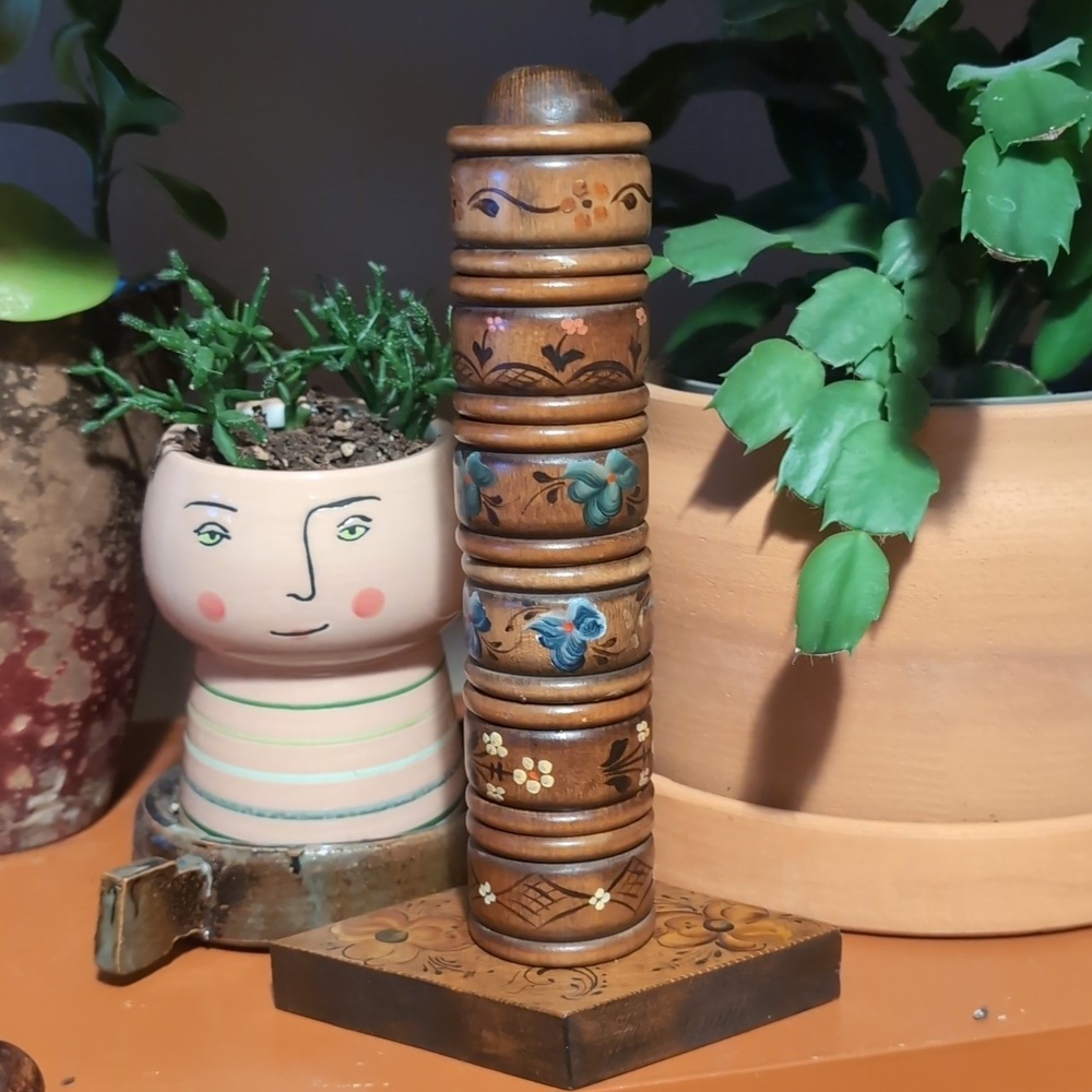 Folk Art Wooden Napkin Rings with Stand (B2) - Picture 1 of 5